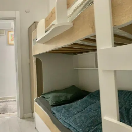 Sisli Meydanda 2+1 Asansorlu Luks Guvenlikli Daire